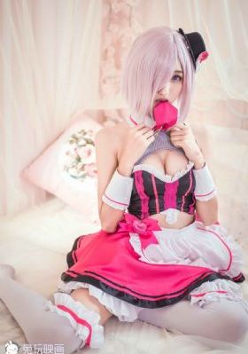 美女把胸全部露出