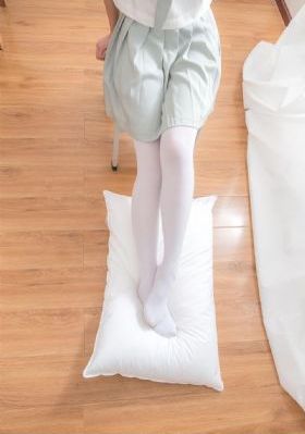 他揉捏她两乳不停呻吟